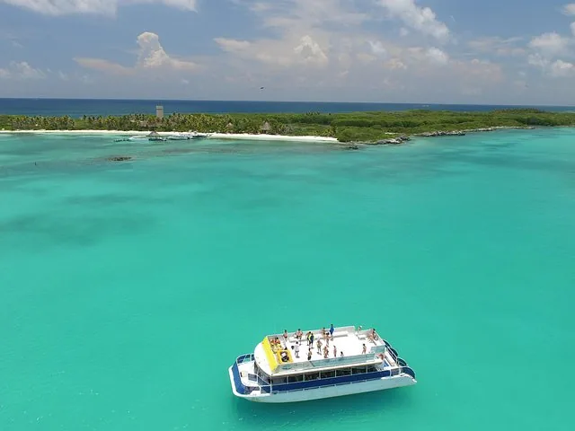 Veduta aerea di una barca in acque turchesi vicino a Isla Contoy.