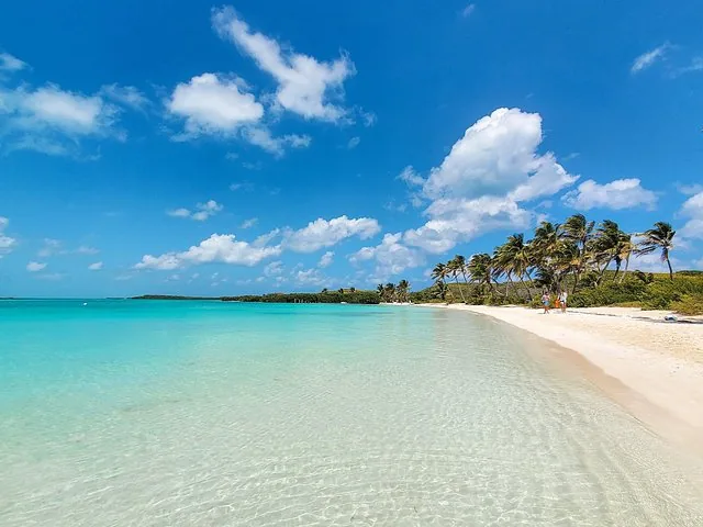 Hermosas aguas cristalinas de color turquesa y playa de arena blanca en Isla Contoy.